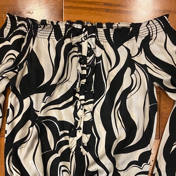 White House Black Market Black and White Off-Shoulder Blouse - Picture 3 of 9